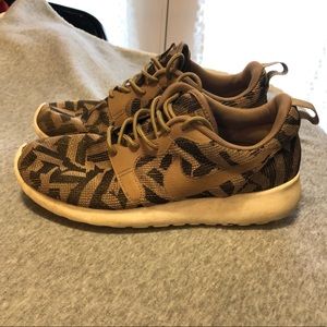 Women Nike Shoes 5.5 unique!!